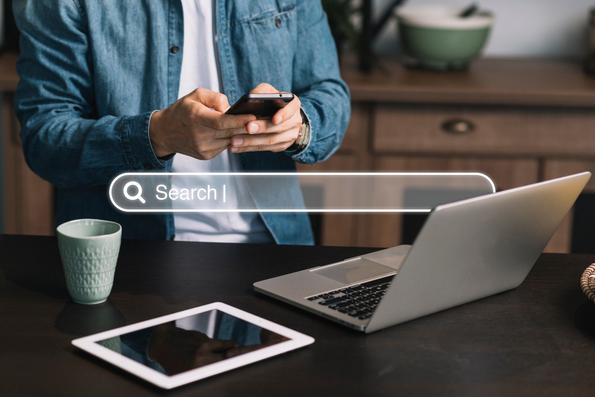 Klient wyszukuje firmę w internecie na telefonie i laptopie